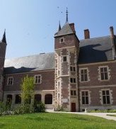 Cour chateau musée - JPG - 90.9 kb