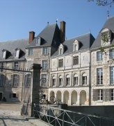 St Brisson Chateau cour intérieure - JPG - 93.1 ko